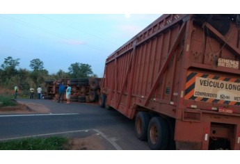 Na SP-294, em Junqueirópolis, caminhão canavieiro tomba e derrama carga sobre a pista (Foto: Base Comunitária de Socorristas de Junqueirópolis).