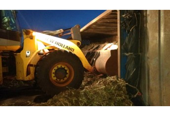Na SP-294, em Junqueirópolis, caminhão canavieiro tomba e derrama carga sobre a pista (Foto: Base Comunitária de Socorristas de Junqueirópolis).