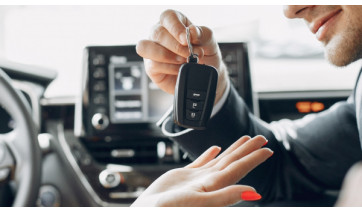 Adolescente de 13 anos é flagrada dirigindo carro em Osvaldo Cruz; proprietário era passageiro