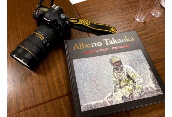 Herois do Fogo, de Alberto Takaoka, traz foto do bombeiro adamantinense cabo Vanderlei Galdino, no combate às chamas em um dos maiores incêndios já registrados no Brasil, em Santos, no ano de 2015 (Foto: Divulgação).