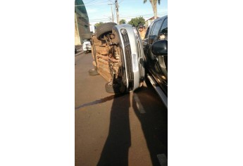 Veículo VW Gol tombou na Avenida Adhemar de Barros, após chocar-se contra veículo estacionado (Foto: Redes Sociais).