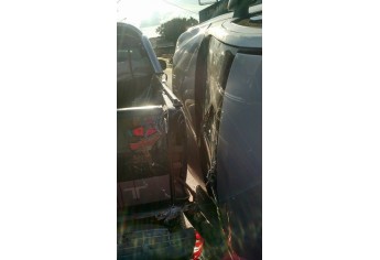 Veículo VW Gol tombou na Avenida Adhemar de Barros, após chocar-se contra veículo estacionado (Foto: Redes Sociais).