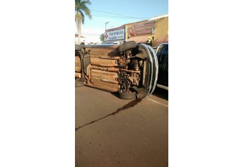 Veículo VW Gol tombou na Avenida Adhemar de Barros, após chocar-se contra veículo estacionado (Foto: Redes Sociais).