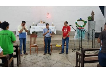 Os padres Rui Rodrigues, da Paróquia de Santo Antônio, e Marcelo dos Santos, da Nossa Senhora de Fátima, apresentam à comunidade de São Francisco o novo padre de Adamantina, Paulo Joaquim de Souza, conhecido como Quinzinho (Foto: Da Assessoria).