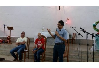 Os padres Rui Rodrigues, da Paróquia de Santo Antônio, e Marcelo dos Santos, da Nossa Senhora de Fátima, apresentam à comunidade de São Francisco o novo padre de Adamantina, Paulo Joaquim de Souza, conhecido como Quinzinho (Foto: Da Assessoria).