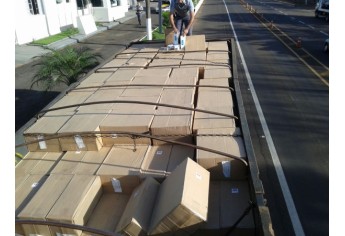 Carga de cigarros era transportada em carga de caminhão, e apreensão se deu durante fiscalização pela Polícia Rodoviária, na Base de Adamantina (Foto: Cedida/Polícia Rodoviária).