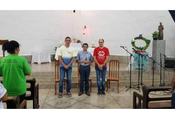 Os padres Rui Rodrigues, da Paróquia de Santo Antônio, e Marcelo dos Santos, da Nossa Senhora de Fátima, apresentam à comunidade de São Francisco o novo padre de Adamantina, Paulo Joaquim de Souza, conhecido como Quinzinho (Foto: Da Assessoria).