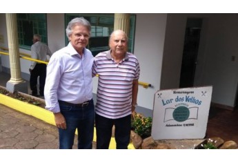 Deputado Vanderlei Macris em visita ao Lar dos Velhos de Adamantina (Foto: Da Assessoria).