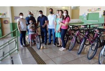 Pais, estudantes, autoridades municipoais e representantes da Escola, na entrega as bicicletas, na Emef Nelson Magnani (Divulgação).