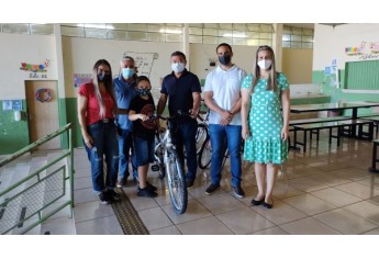 Pais, estudantes, autoridades municipoais e representantes da Escola, na entrega as bicicletas, na Emef Nelson Magnani (Divulgação).