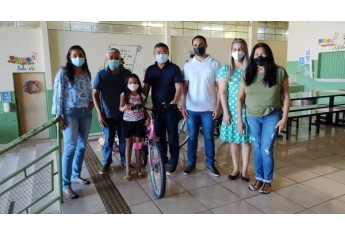 Pais, estudantes, autoridades municipoais e representantes da Escola, na entrega as bicicletas, na Emef Nelson Magnani (Divulgação).