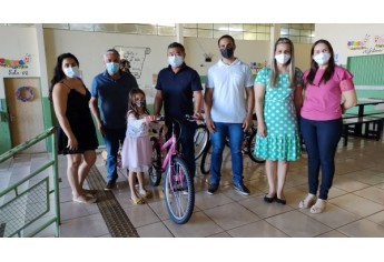 Pais, estudantes, autoridades municipoais e representantes da Escola, na entrega as bicicletas, na Emef Nelson Magnani (Divulgação).