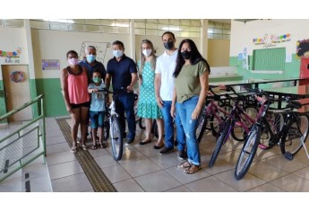 Pais, estudantes, autoridades municipoais e representantes da Escola, na entrega as bicicletas, na Emef Nelson Magnani (Divulgação).