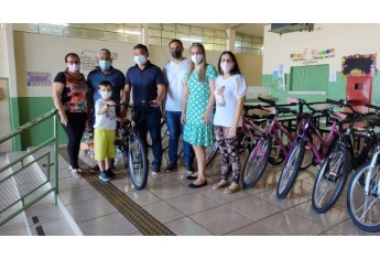 Pais, estudantes, autoridades municipoais e representantes da Escola, na entrega as bicicletas, na Emef Nelson Magnani (Divulgação).