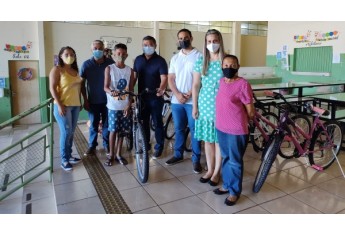Pais, estudantes, autoridades municipoais e representantes da Escola, na entrega as bicicletas, na Emef Nelson Magnani (Divulgação).