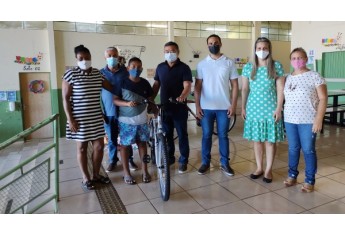 Pais, estudantes, autoridades municipoais e representantes da Escola, na entrega as bicicletas, na Emef Nelson Magnani (Divulgação).