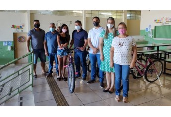 Pais, estudantes, autoridades municipoais e representantes da Escola, na entrega as bicicletas, na Emef Nelson Magnani (Divulgação).