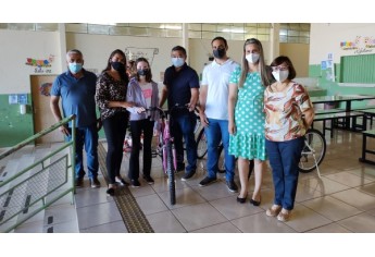 Pais, estudantes, autoridades municipoais e representantes da Escola, na entrega as bicicletas, na Emef Nelson Magnani (Divulgação).