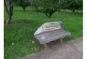 Parte dos bancos destruídos neste fim de semana, no Parque dos Pioneiros, em Adamantina (Foto: Facebook/Janaina Spanholo).
