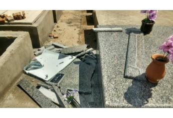 Vândalos destruíram o túmulo neste sábado, um dia antes da data de aniversário da jovem, que é neste domingo (18), quando completaria 19 anos (Reprodução/Facebook).