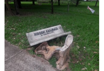 Parte dos bancos destruídos neste fim de semana, no Parque dos Pioneiros, em Adamantina (Foto: Facebook/Janaina Spanholo).