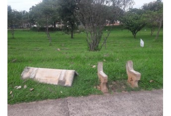Parte dos bancos destruídos neste fim de semana, no Parque dos Pioneiros, em Adamantina (Foto: Facebook/Janaina Spanholo).