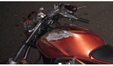 Um motociclista morre e outro fica ferido após colisão entre motos e cavalos soltos na pista