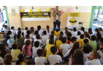 Subprojeto de Psicologia do Pibid promove atividades do Maio Amarelo com alunos da Escola Eurico Leite de Moraes, no Jardim Adamantina (Foto: Daniel Torres/FAI).