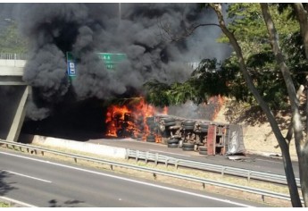 Carreta tomba e pega fogo no trecho urbano da Raposo Tavares, em Prudente (Foto:Antônio Siquieri/Cedida).