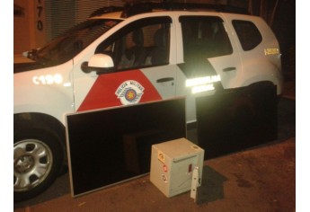 Cofre e televisores foram recuperados pela Polícia Militar (Foto: Polícia Militar/Cedida).