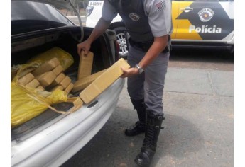 Droga estava no porta malas de carro com placas de Passos/MG (Foto: Cedida).