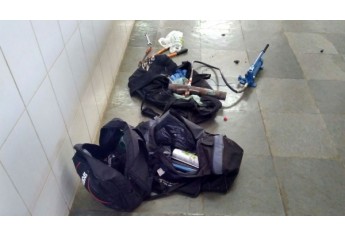 Bolsa com ferramentas deixada pelos assaltantes no local (Foto: Cedida).