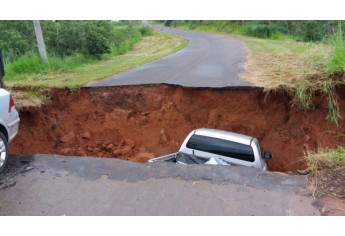 Caminhonete caiu na imensa valeta aberta pela chuva na vicinal Sagres x Inúbia Paulista (Foto: Whatsapp).