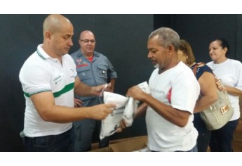Moradores foram orientados e receberam kits com mangueira e válvulas de gás, dentro do Programa Chama Segura (Foto: Cedida/Rafael Teixeira).