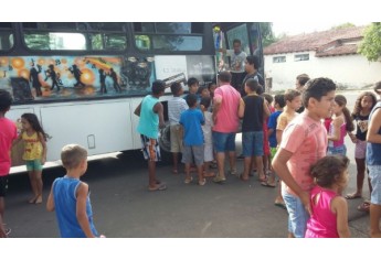 Crianças do Jardim Brasil receberam ovos de chocolate e se divertiram no Ônibus Balada (Foto: Cedida).