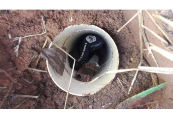 Cano de PVC enterrado no quintal tinha arma escondida em seu interior (Foto: Cedida/Polícia Ambiental).