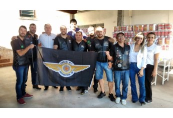 Campanha do Firmeza Moto Clube arrecada 3.242 rolos de papel higiênico à Santa Casa (Foto: Cedida).