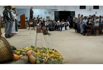 Apresentação do projeto e da conquista junto à Diocese de Marília, durante a missa sertaneja,  do dia 25/6. Ao fundo, Orquestra de Violeiros de Inúbia Paulista e de Adamantina (Foto: Acervo Pessoal).