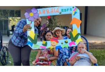 Celebração junina une equipe da ESF 5, equipe do Lar dos Velhos e internos assistidos pela instituição (Foto: Cedida).