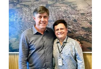 Prefeito Márcio Cardim e o coordenador da Rede do Saber, Luiz Candido Rodrigues Maria (Foto: Da Assessoria).