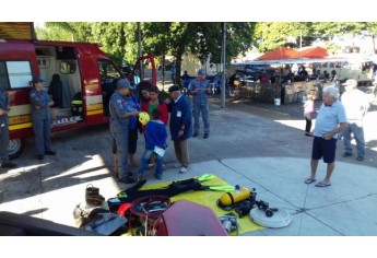 Bombeiros realizam exposição de equipamentos e orientam população na feira-livre (Foto: Cedida).