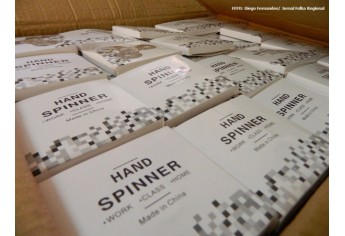 PM prende dupla por descaminho com 2,4 mil Hand Spiner e 5,6 mil estojos de maquiagem dm Flórida Paulista (Foto: Diego Fernandes / Jornal Folha Regional).