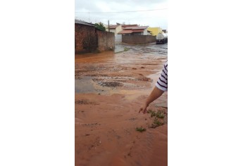 Com falhas na drenagem, água invade terrenos e arrasta outros materiais para a rua (Foto: Cedida).