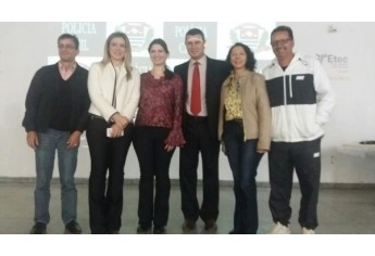 Os delegados Laiza Fernanda Rigatto Andrade e Carlos Roberto Vasconcelos com professores da Etec (Foto: Cedida).