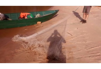 Materiais utilizados na pesca predatória foram apreendidos pela Polícia Ambiental no Salto Botelho, em Lucélia (Foto: Cedida/Polícia Ambiental).
