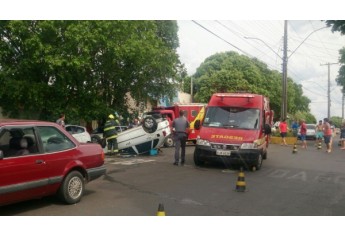 Acidente envolveu três veículos na Avenida Deputado Cunha Bueno, proximidades da APAE, em Adamantina (Foto: Cedida).