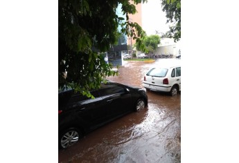 Carros ficaram parcialmente submersos no cruzamento da Alameda Fernão Dias com a Avenida Dr. Adhemar de Barros, proximidades do Fórum (Foto: Cedida).