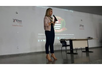 Delegada Laíza Fernanda Rigatto Andrade realizou palestra com estudantes da Etec Eudécio Luiz Vicente, em Adamantina (Foto: Cedida/Polícia Civil).