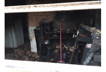 Imóvel ficou danificado com o incêndio, que resultou na morte da idosa (Foto: Heloise Hamada/TV Fronteira).