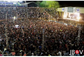 Poliesportivo tem lotação histórica com show de João Bosco & Vinicius na Expoverde